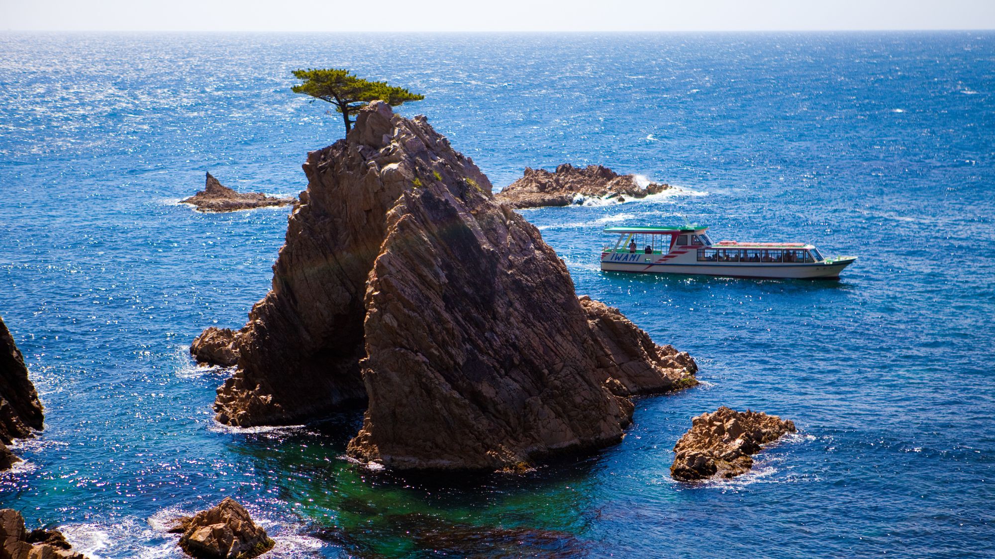 浦富海岸。当館から車で約1時間10分。景色だけではなくマリンアクティビティも楽しめます。
