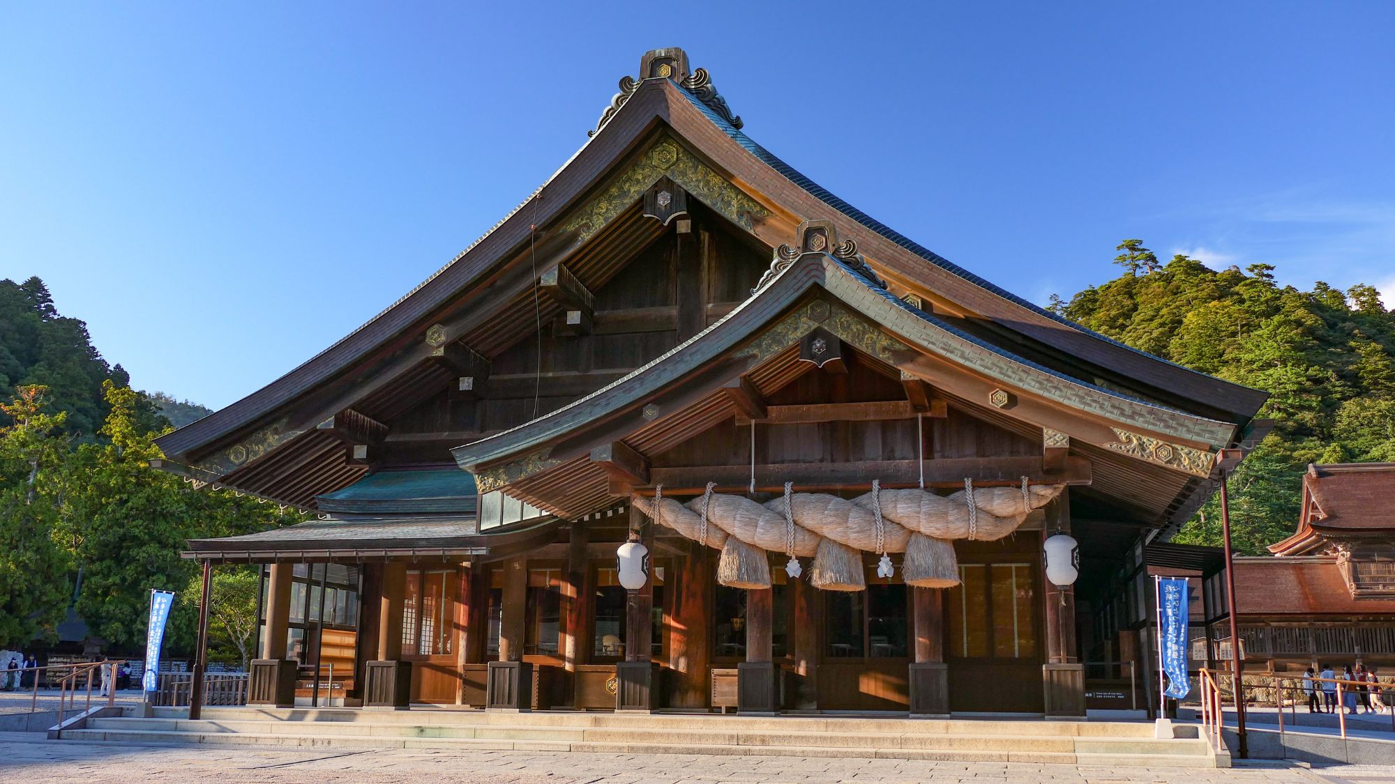 出雲大社。車で約2時間半。多岐にわたるご利益があると言われている出雲大社、特に良縁におすすめ。