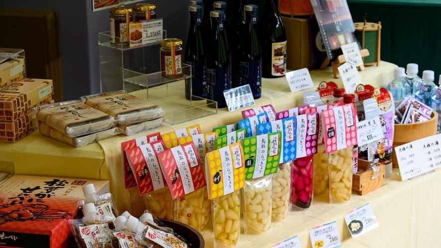 売店では、鳥取の名産を各種取り揃えております。
