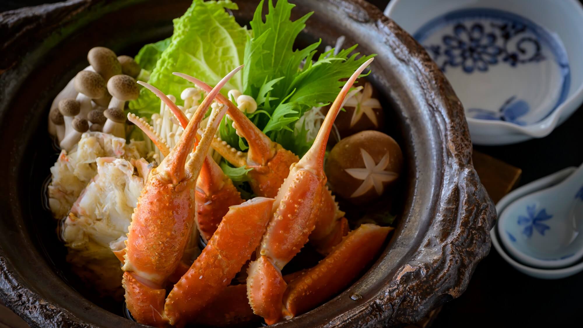 丁寧に引いたお出汁と冬野菜、そして本ずわい蟹。繊細な旨味があふれる、冬ならではのご馳走「蟹すき鍋」