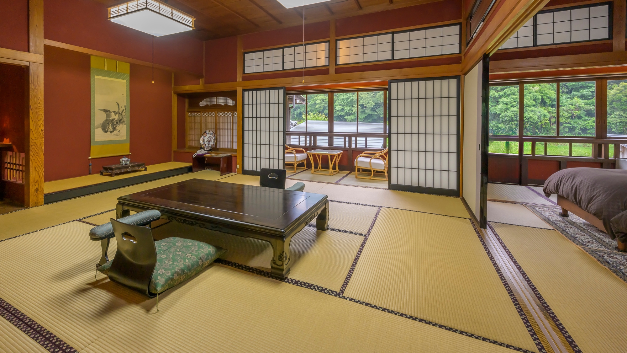 三徳川を眺める、13畳に次の間8畳が付いた広々とした和洋室【花の間】