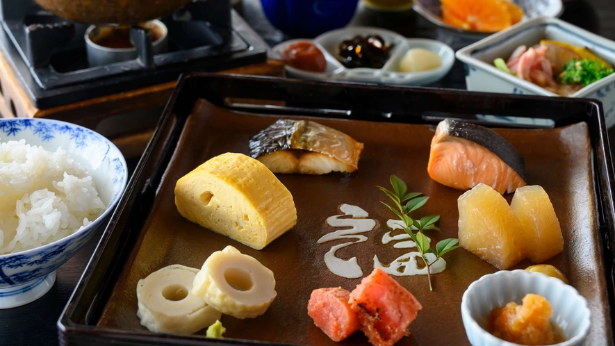 【朝食】大江ノ郷の「天美卵」を使用したふわふわの出汁巻きや、地元の食材を中心に使用したご朝食