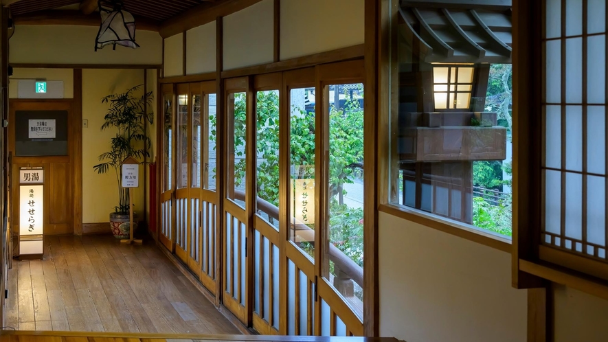 国の登録有形文化財の1つに指定されている「太鼓橋」の廊下を渡って、露天風呂へ。