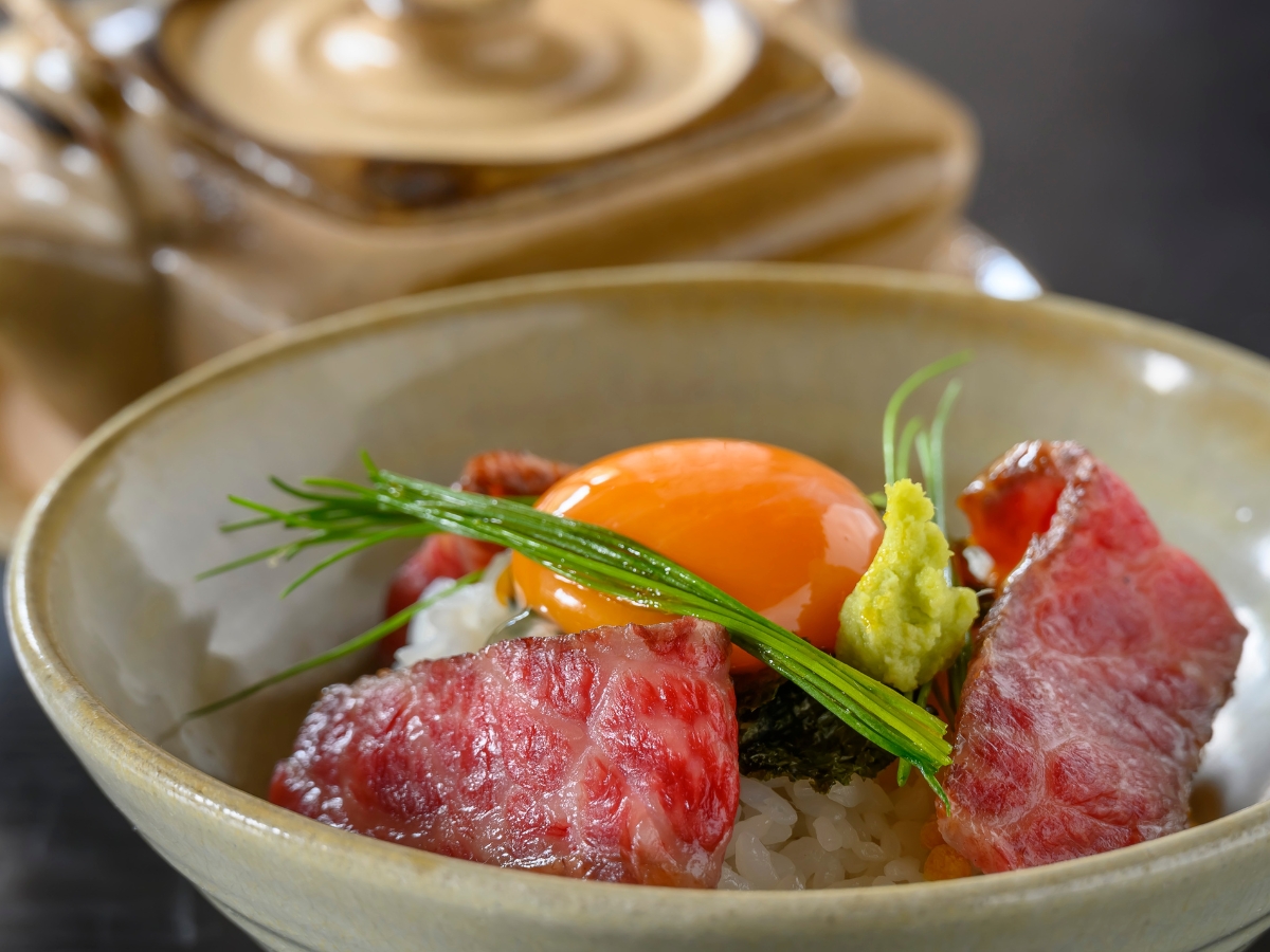 【和牛尽くし会席】〆には、和牛ひつまぶしに、コクのある天美卵の卵黄を乗せて。