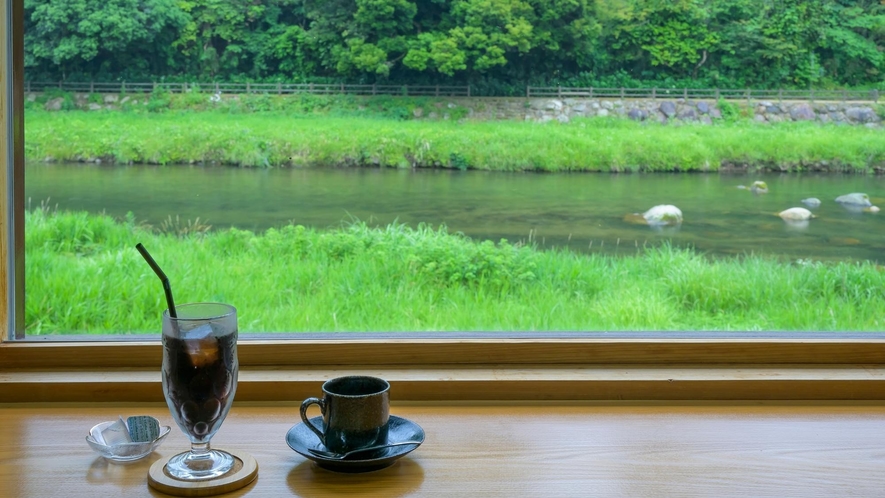 コーヒーやソフトドリンクなど、三徳川を眺めながら、お召し上がりいただける喫茶スペース。