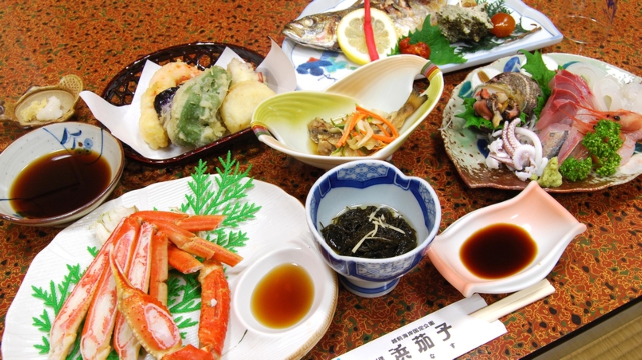 浜茄子の夕食。ズワイガニ丸ごと一匹と刺身や小鉢が並んだ会席