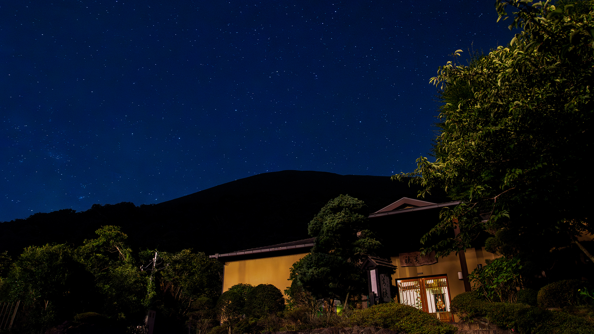 正面玄関（夜間）