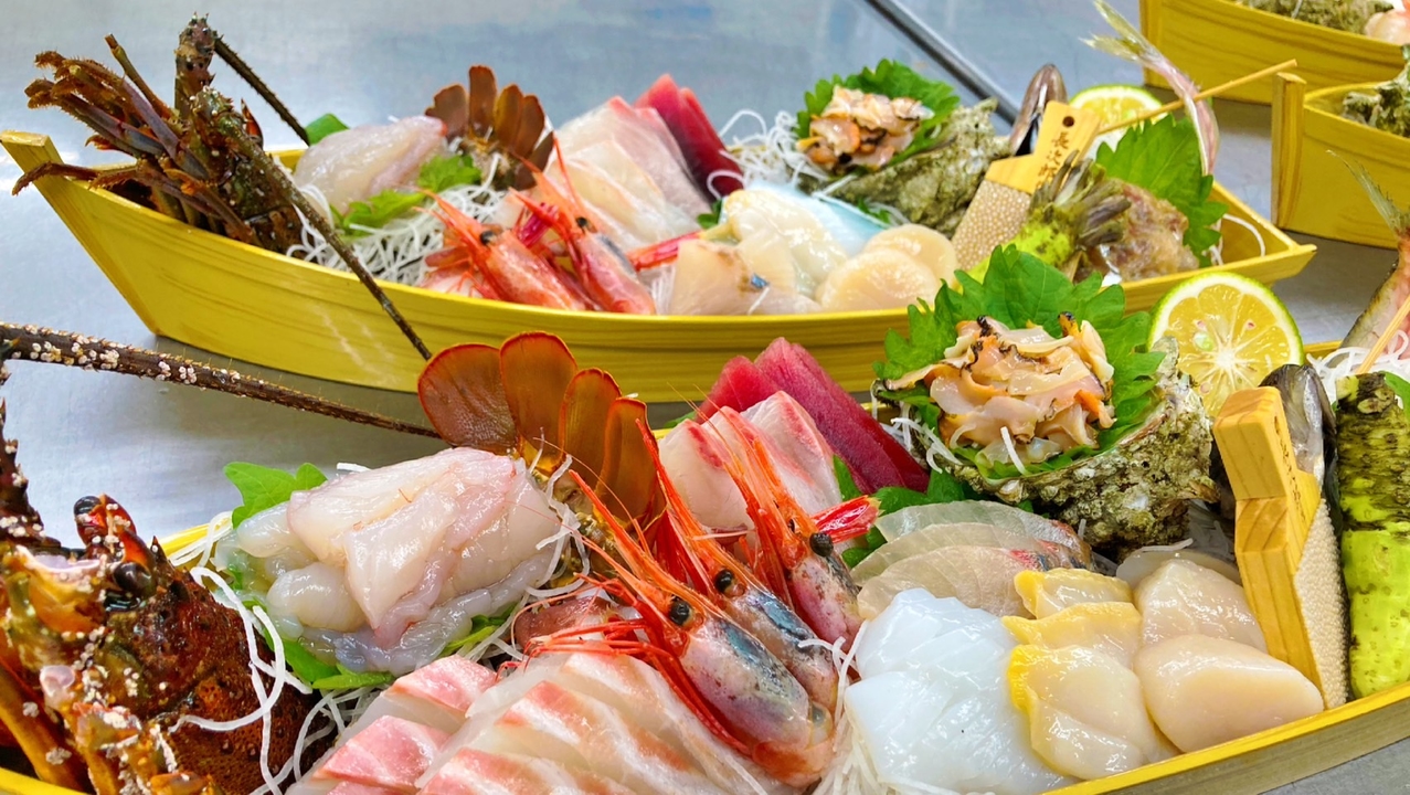 浜紫の夕食の舟盛り。地魚のお造りが船に並ぶ