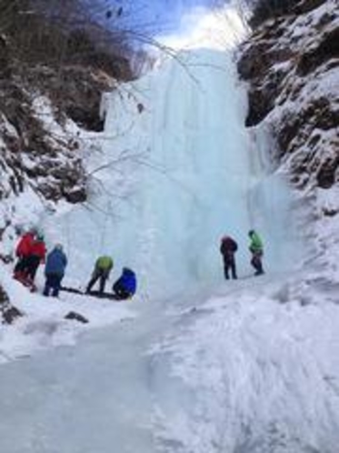迫力の氷の滝でアイスクライミング
