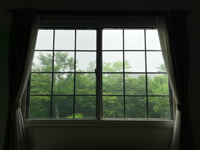客室の窓は四季折々の絵画の様