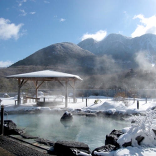 【展望露天風呂-冬】積もった雪に温かい温泉。冬はまた違った風情がございます。