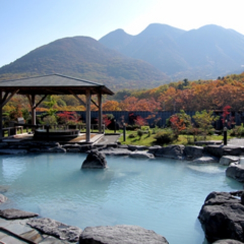 【展望露天風呂-秋】秋は色づいた九重連山を眺めながら紅葉露天風呂をお愉しみいただけます。