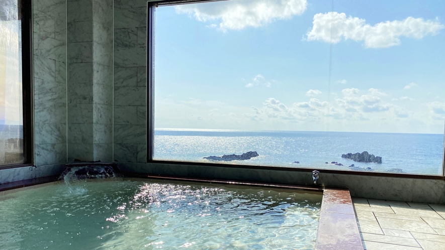 ■展望風呂　大きな窓から広大な海の景色を眺めのんびりと…。解放感溢れるお風呂です。