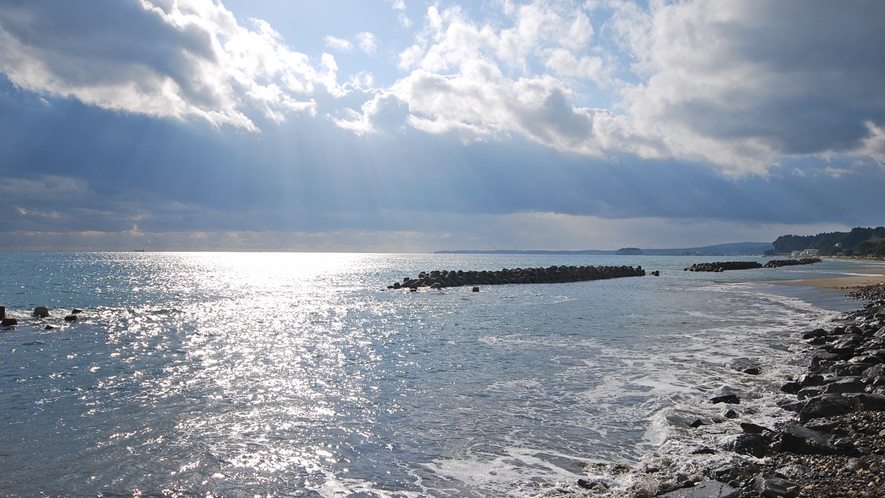 *【周辺景観】目の前に広がる飯田湾は波が穏やかで、釣りを楽しむ方もいます。