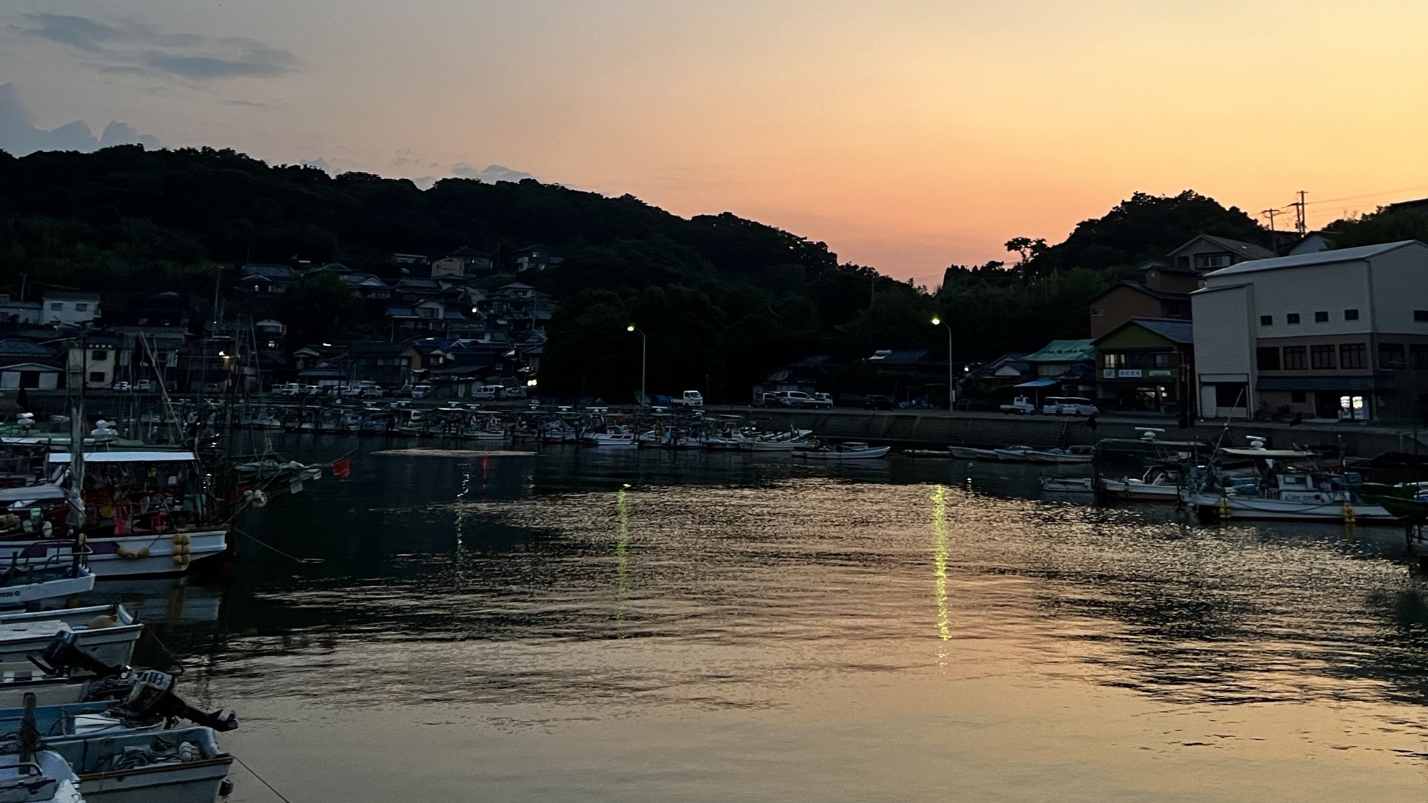 【周辺景色】夕暮れ時の竹崎港は朝とはまた違ったノスタルジックな表情を見せてくれます。