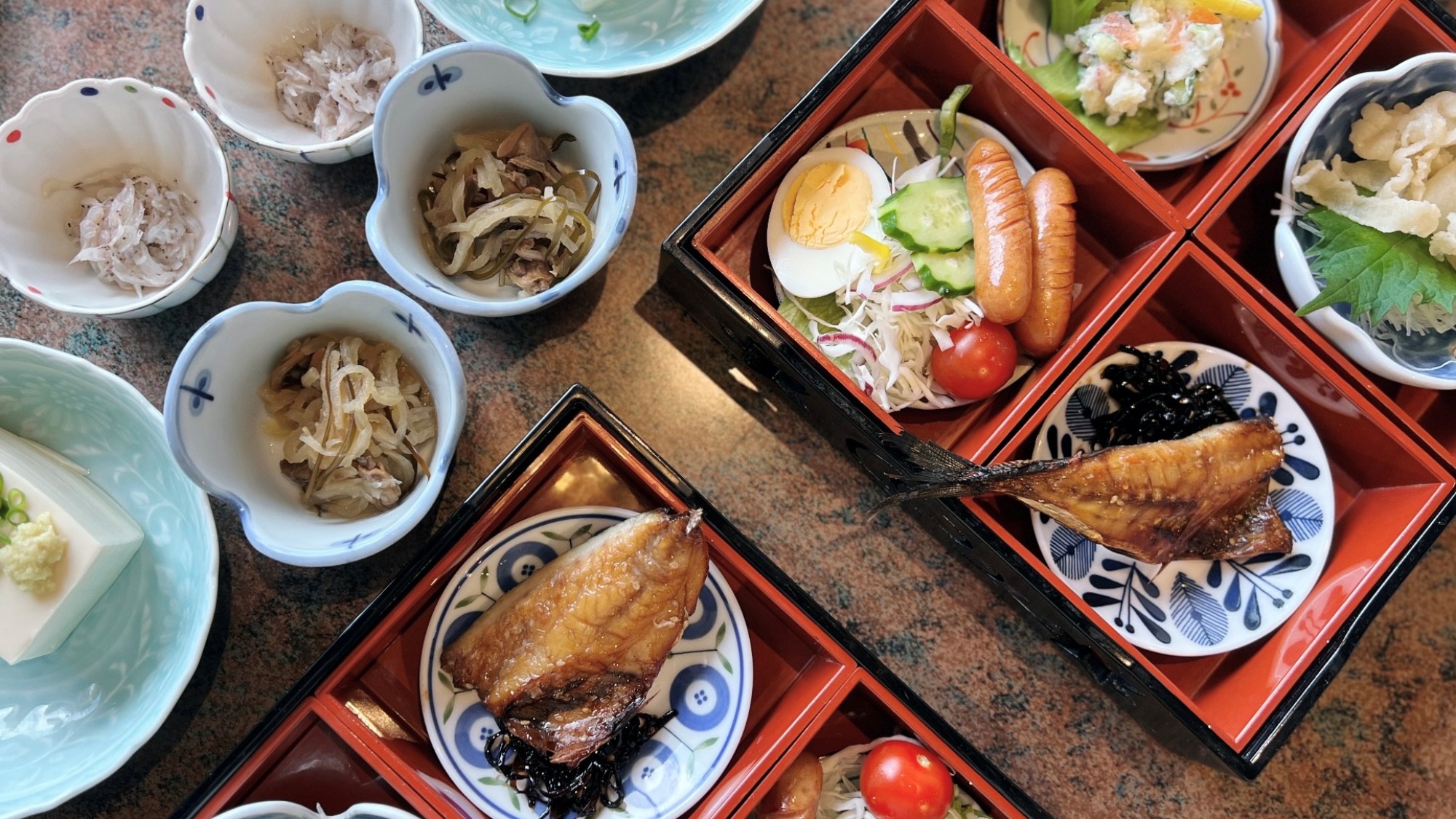 【朝食一例】漁で獲れた焼き魚や新鮮なサラダ、日替わりの小鉢など盛り沢山で健康的な朝ごはん！