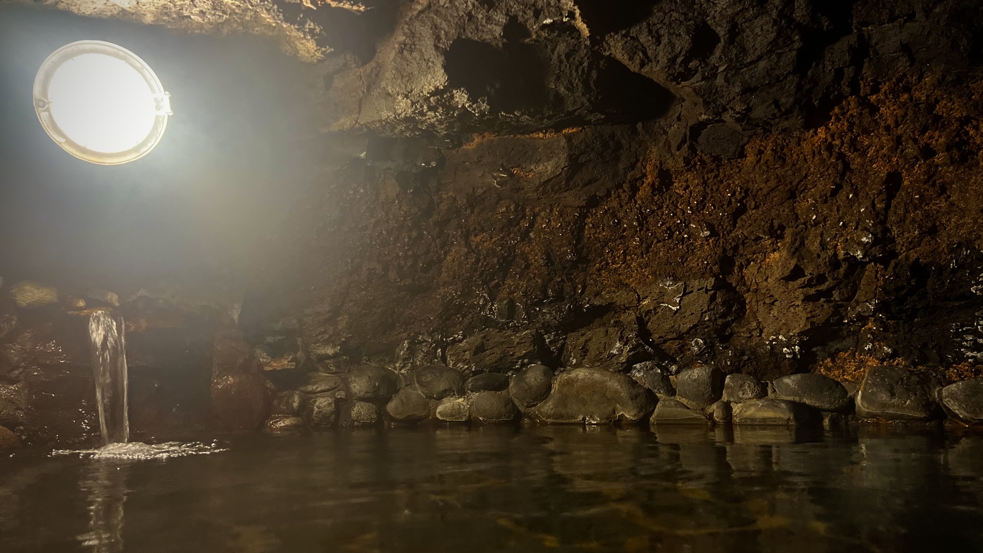 【岩穴風呂】立ち込めるミスト状の蒸気が美肌効果バツグンです☆