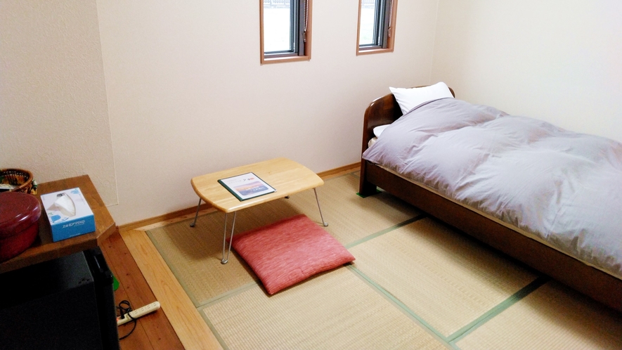 *部屋一例：和室4.5畳（101)／和室にベッドのお部屋です。足を伸ばしておくつろぎください。