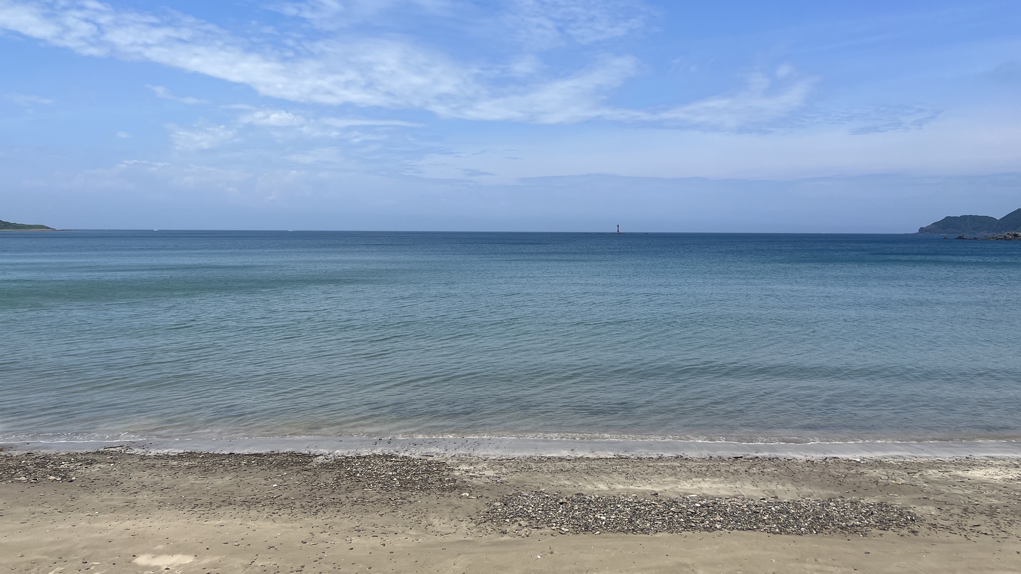 *目の前はコバルトブルーに輝く産湯海水浴場