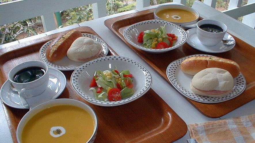 朝食は パンに飲物 サラダの他 各種手作りスープが自慢です（写真は１例です）