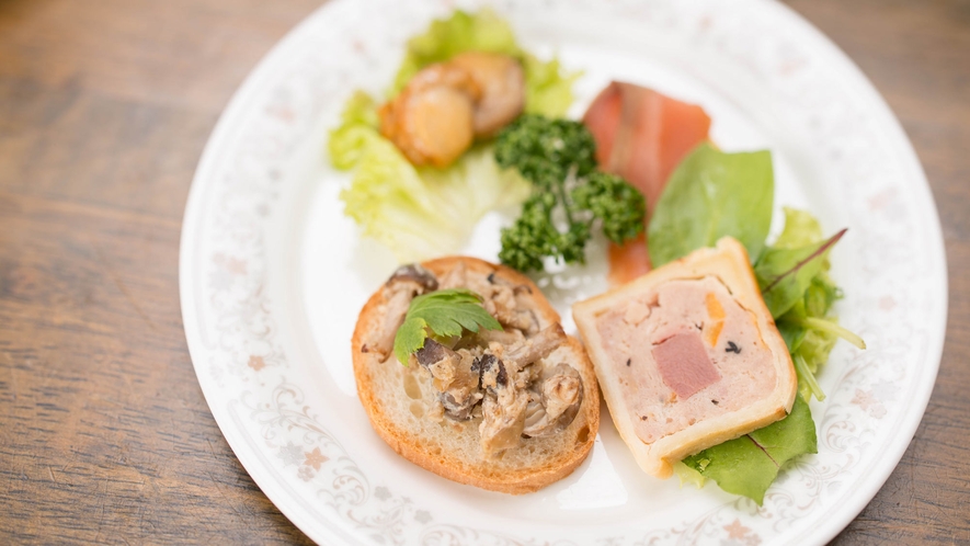 *【夕食・お料理】北海道と伊豆の食材の華麗なコラボ！一口食べれば素材の旨みが広がります。