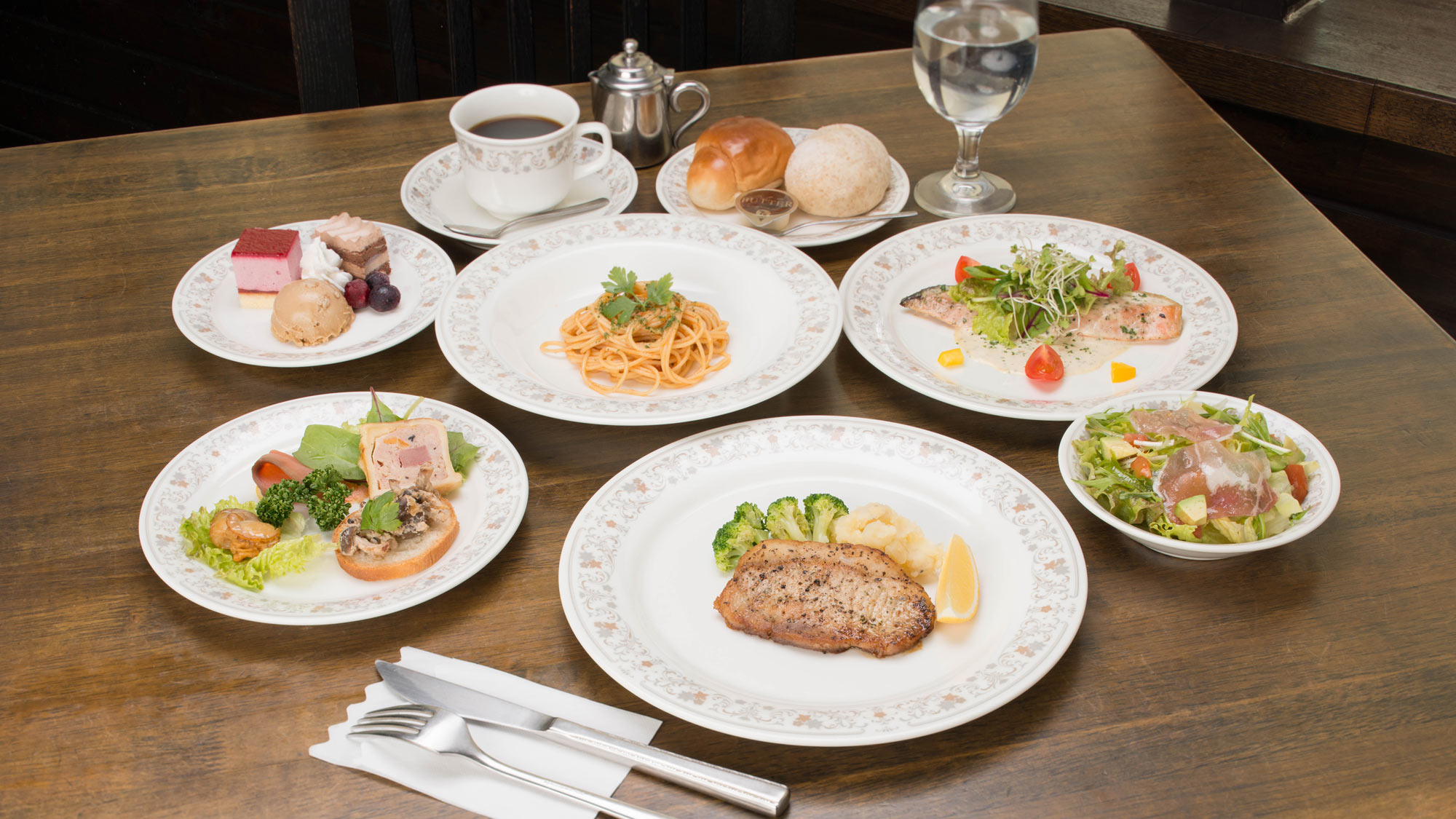 *【お夕食一例】美食の宝庫北海道からの産直食材×伊豆地産食材の味覚のコラボ！