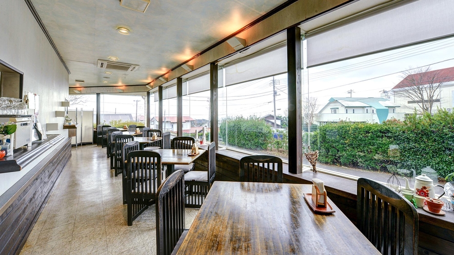 【館内（レストラン）】大きな窓ガラスで光溢れるレストラン。明るいフロアで洋朝食をお楽しみください