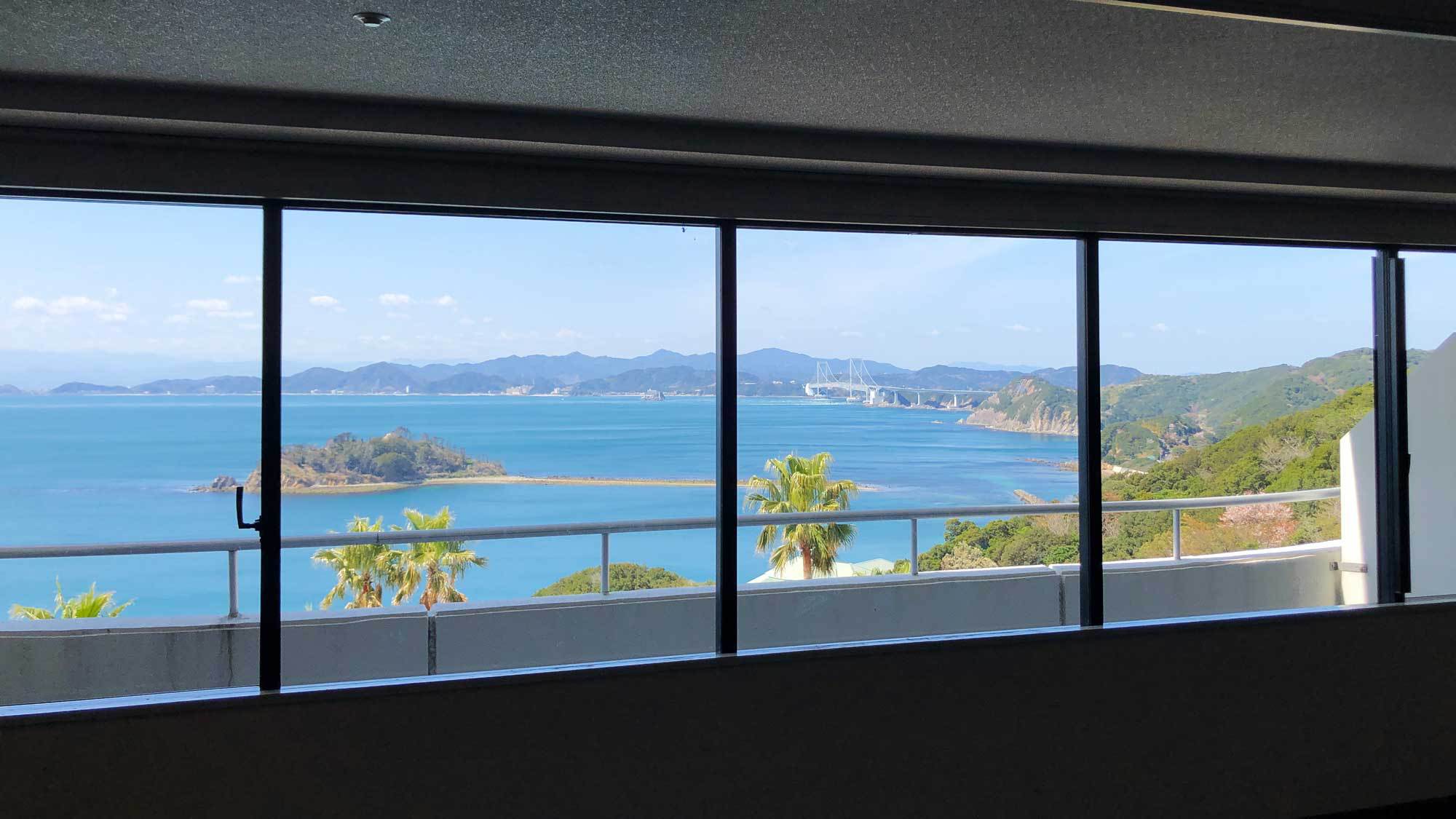 エレベーターホールから海側の景色をお楽しみいただけます。