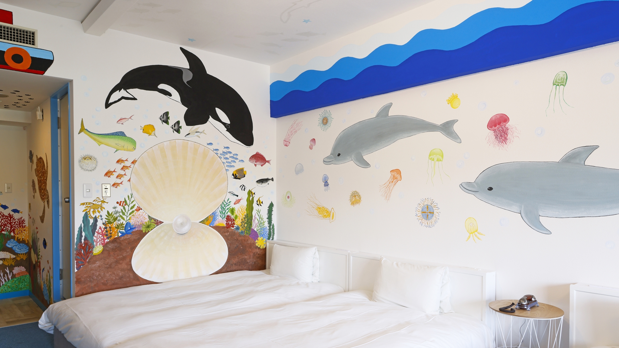 スタンダードツイン「アートルーム」一例。まるで海の中のお部屋　魚探しや記念撮影など楽しみ方がいっぱい