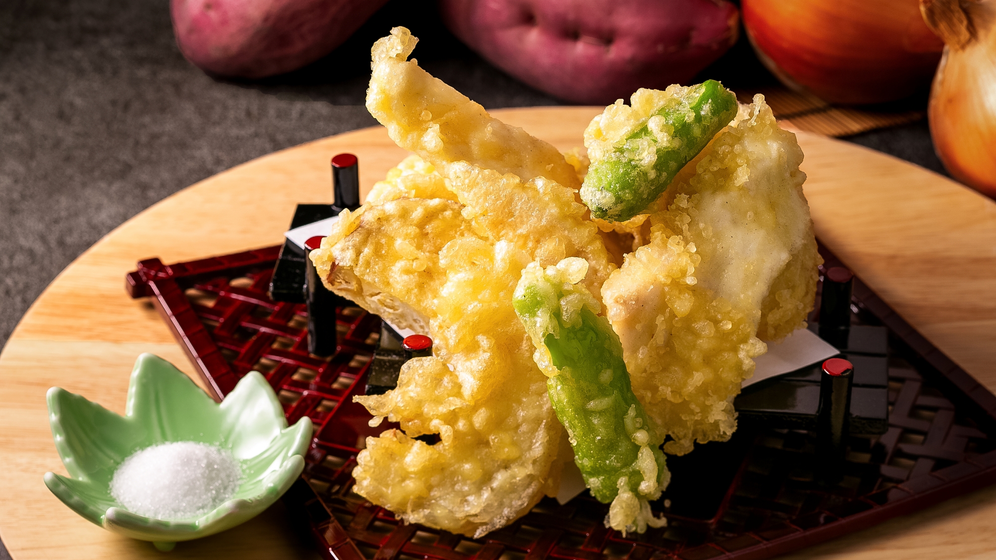 ＜Dinner Buffet＞ローカルメニュー／玉葱天婦羅と鳴門金時 季節の魚と野菜