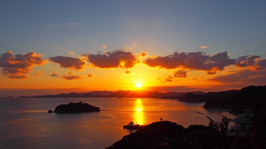 季節や時間により、様々な表情を見せる鳴門海峡の夕景（一例）