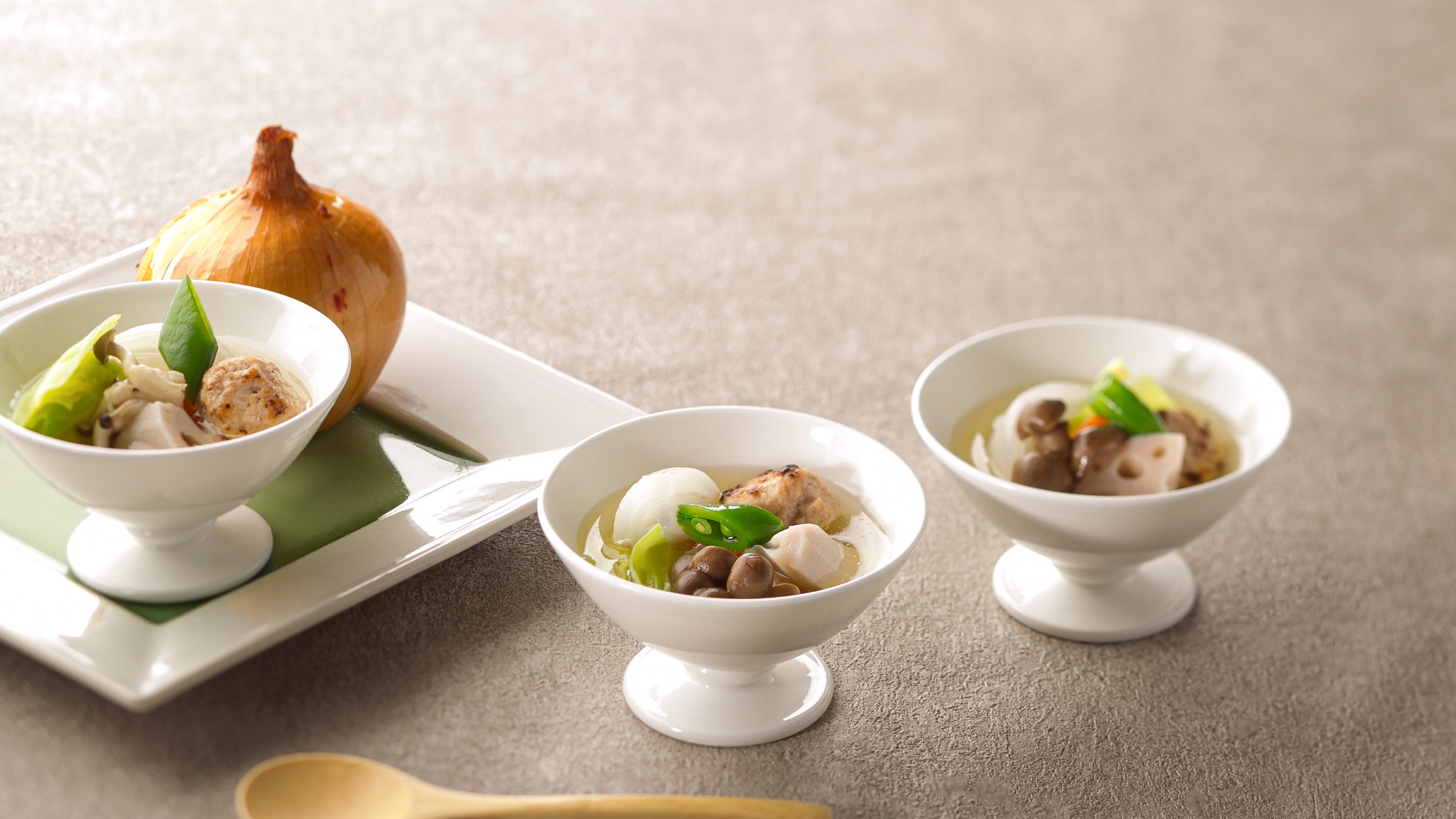 朝食ローカルフード：淡路鶏つみれと地元野菜の玉葱スープ仕立て
