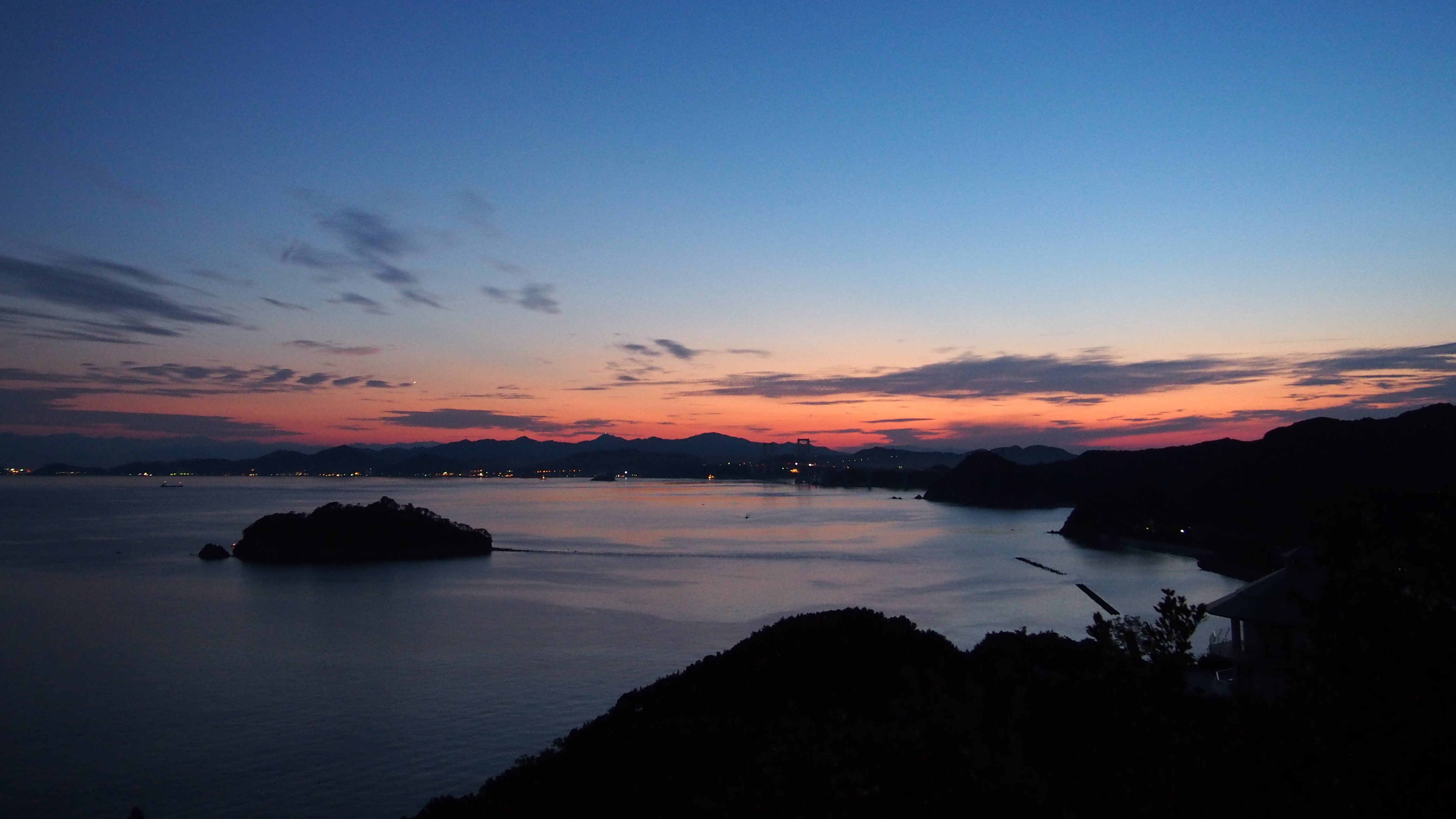 季節や時間により、様々な表情を見せる鳴門海峡の夕景（一例）