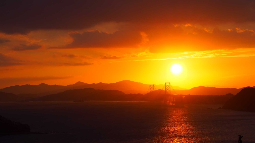 季節や時間により、様々な表情を見せる鳴門海峡の夕景（一例）