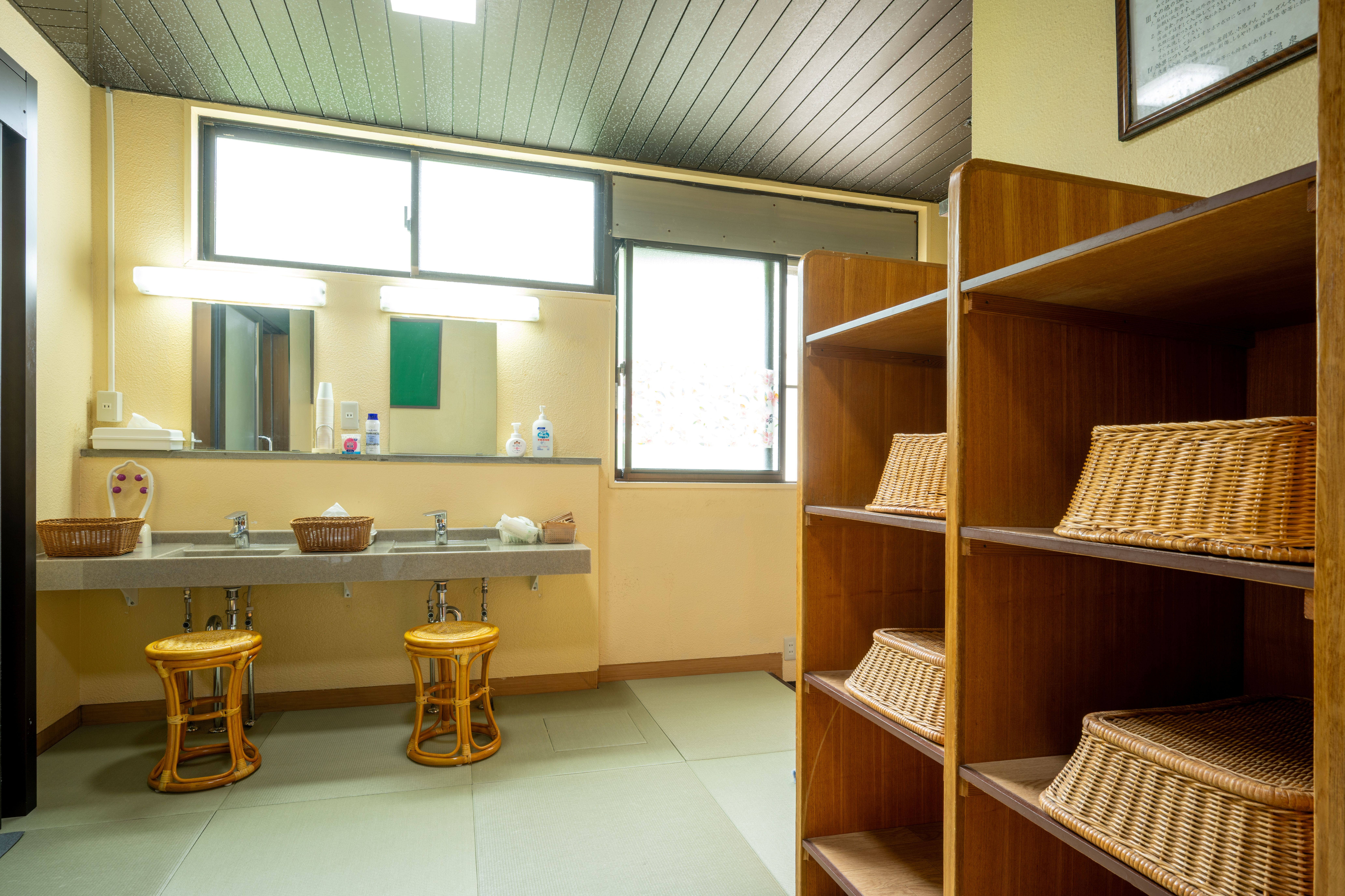 岩風呂（脱衣所）