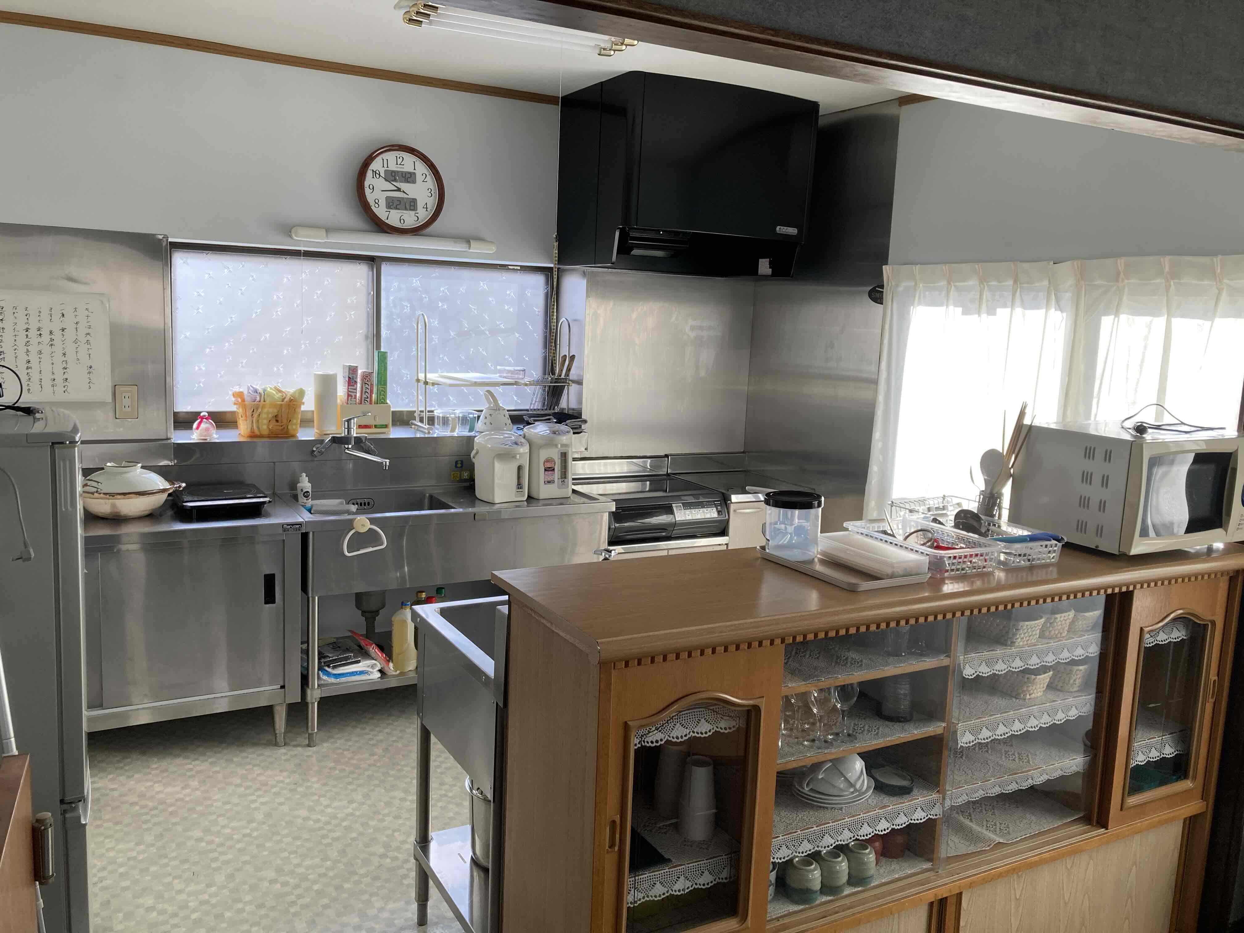 共有スペース。シンクが３つあり、数人で作業ができる広さがあります。