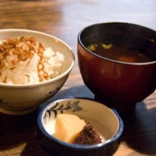 【ご飯と味噌汁♪】朝はやっぱりご飯と味噌汁♪暖かい味噌汁を飲むと「がんばるぞ！」の力がわいてきます！