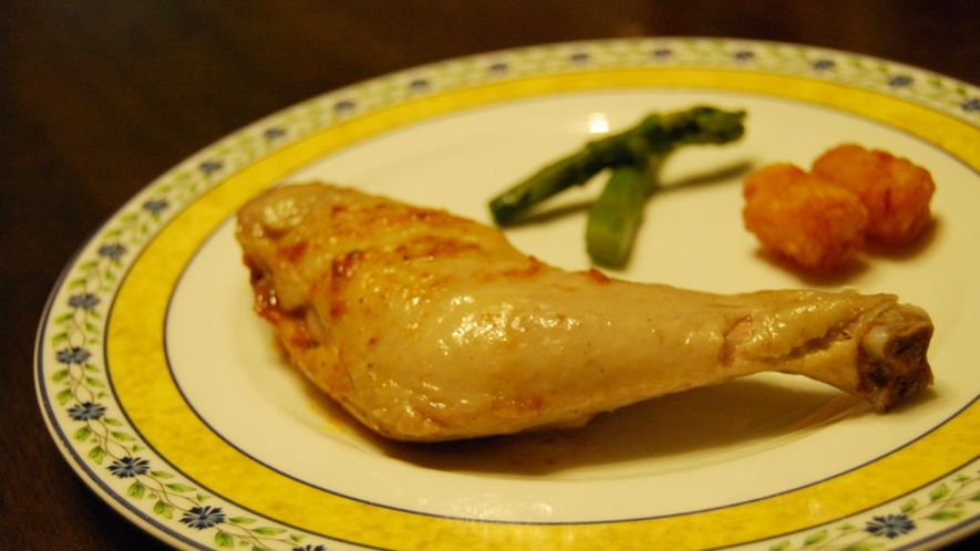 *【夕食（一例）】鶏のコンフィ…シェフが腕によりをかけて仕上げました（料理一例）