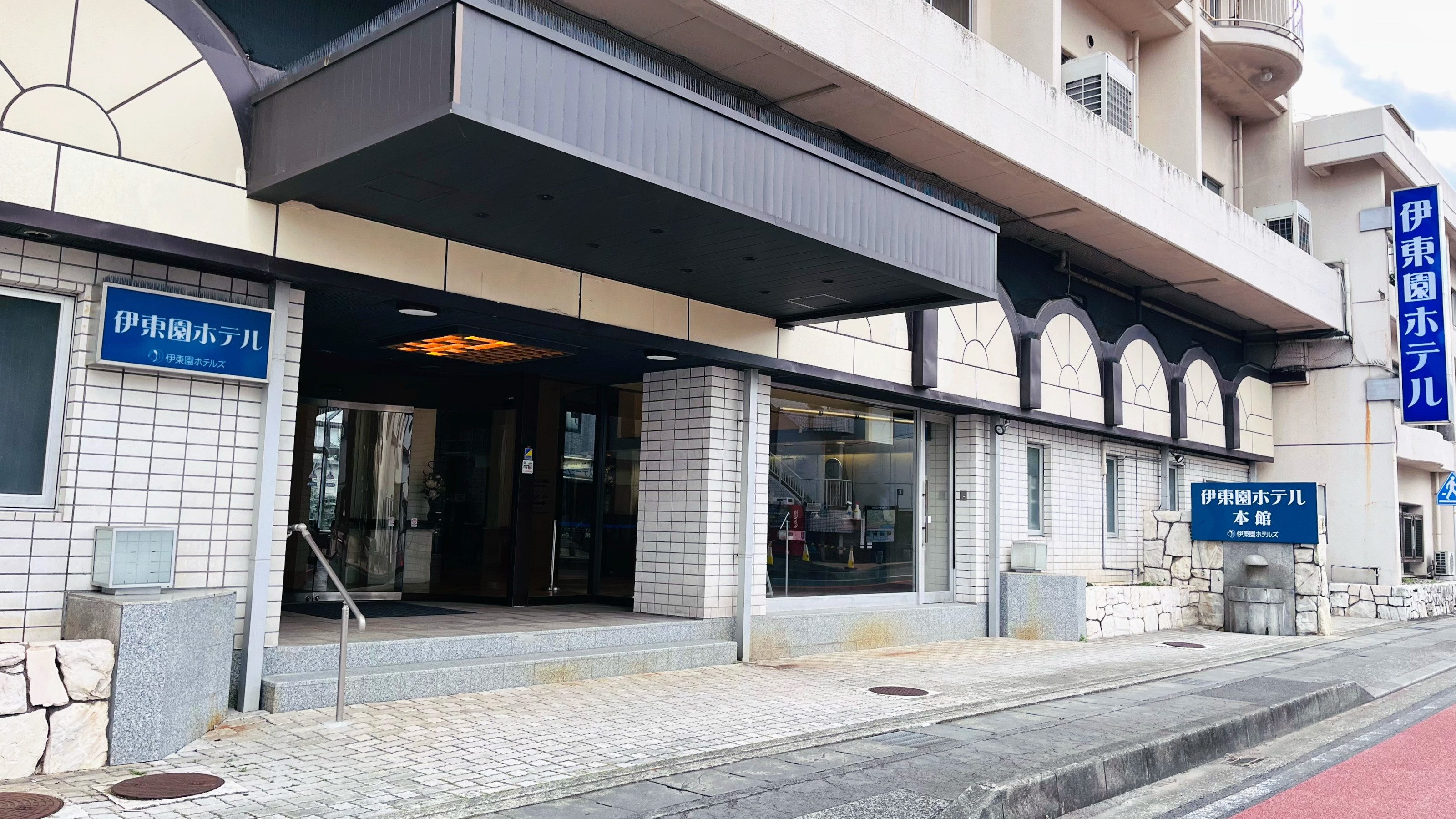 ホテル正面出入口