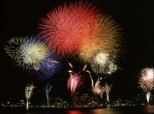 夏の夜空を彩る光のアート！伊東温泉夏の花火大会！1泊2食付きバイキングプラン