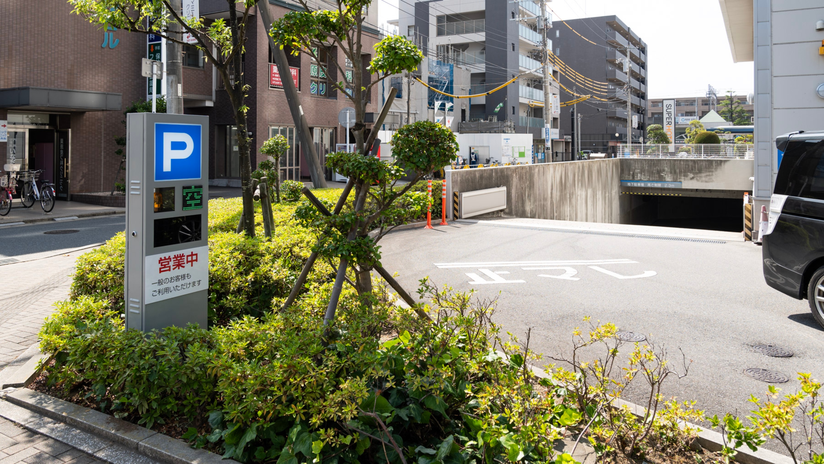 駐車場は地下提携駐車場をご案内しております