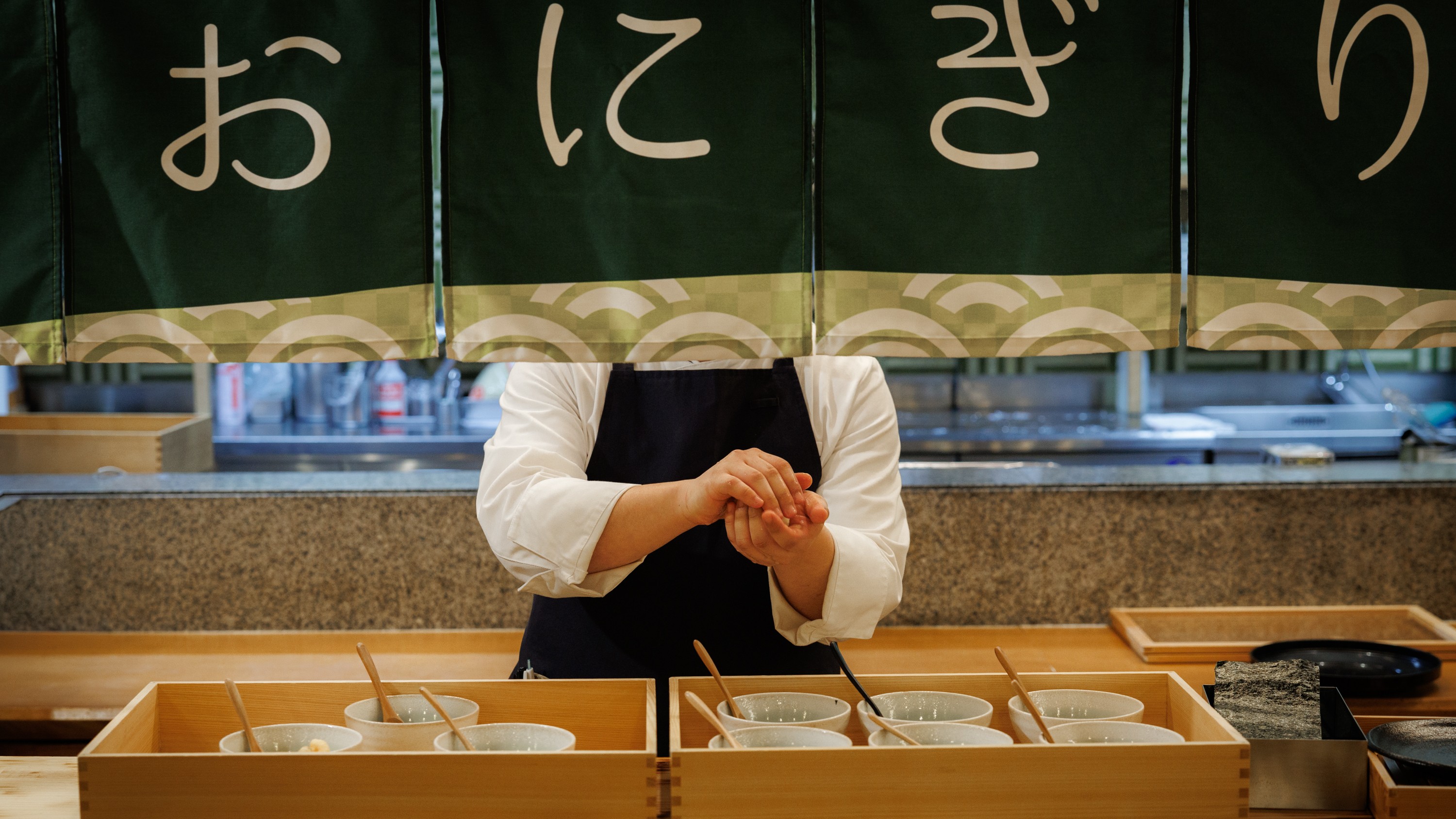 朝食バイキングイメージ　◇朝食スタッフが握ってくれる　あたたかいおにぎり◇