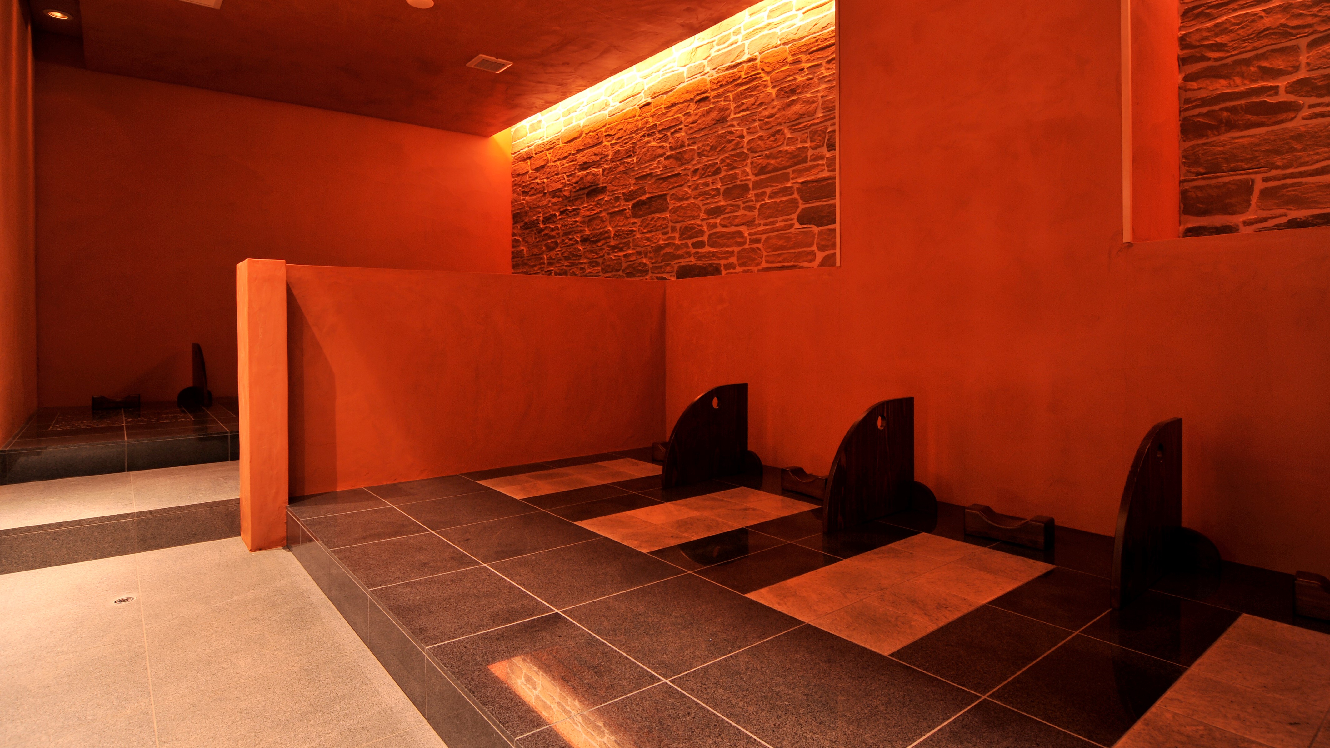 岩盤浴：三種鉱石発汗房（女性エリアのみ）　奈良プラザホテル・奈良健康ランド
