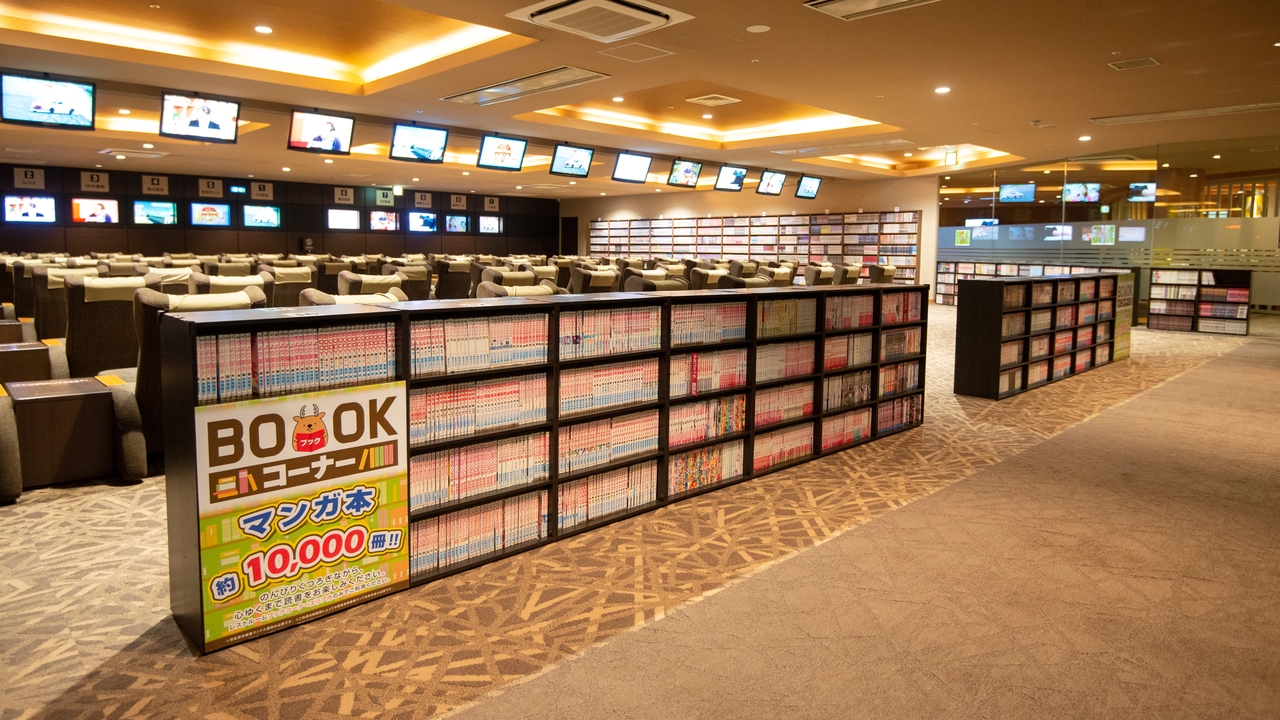 奈良健康ランドのブックコーナー。「マンガ本 約10,000冊」の看板の奥に、テレビ付きの席が並んでいる