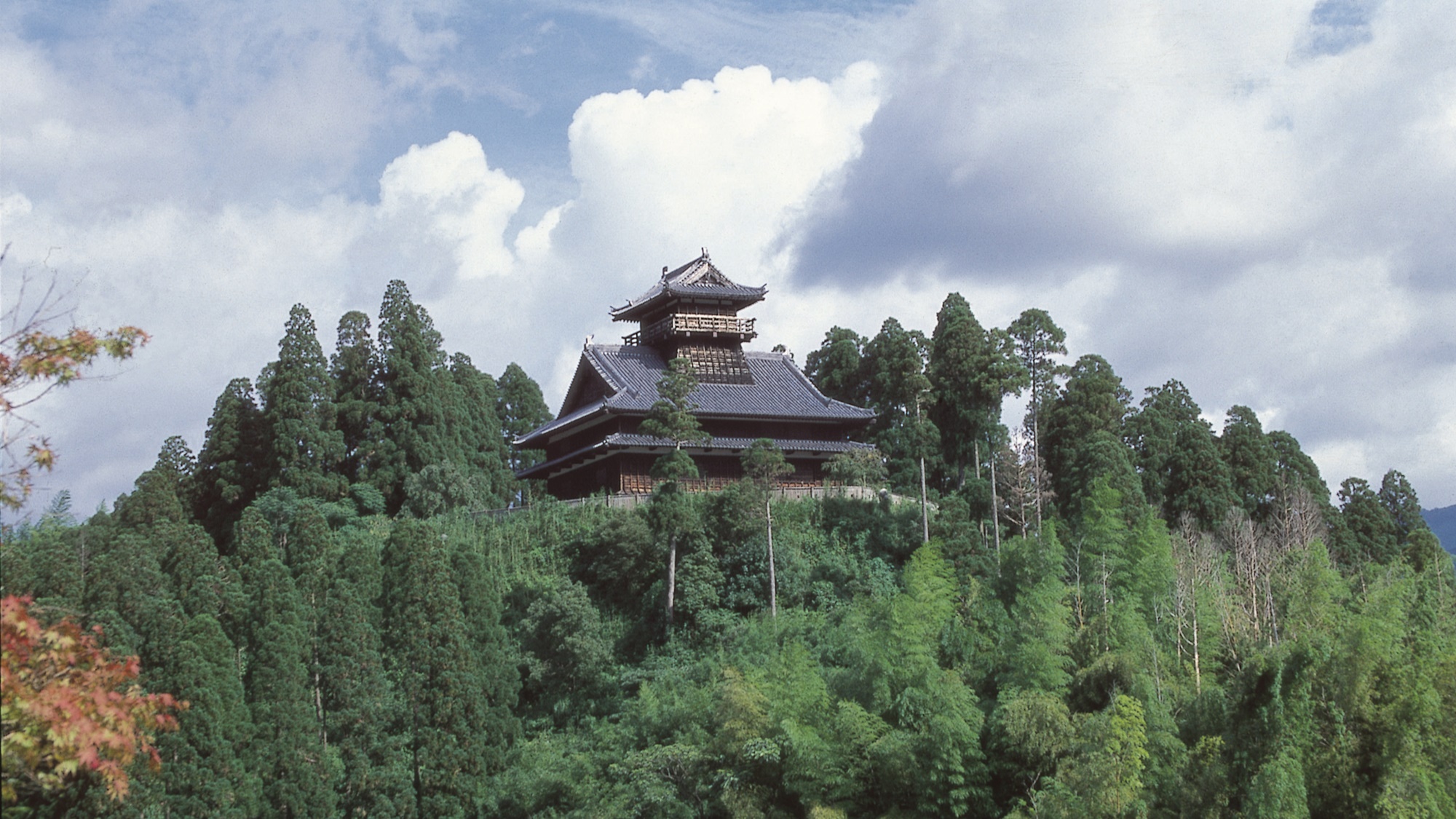 【綾城】別名「竜尾城」と呼ばれ、現在の綾城は昭和60年春に建築されました。