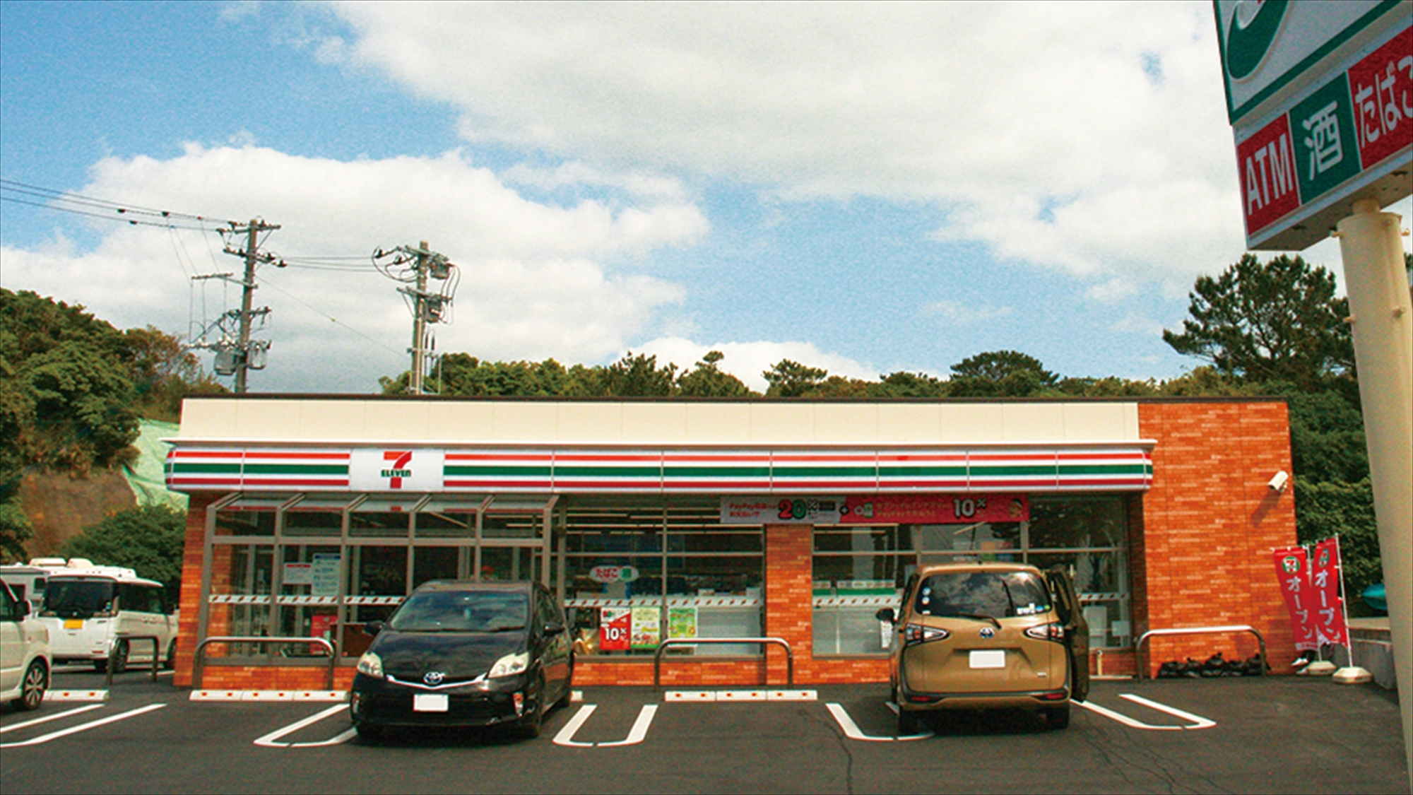 【近隣店舗】セブン-イレブン恩納前兼久店 当館から坂を下りて左手（南向け） 歩いて5分