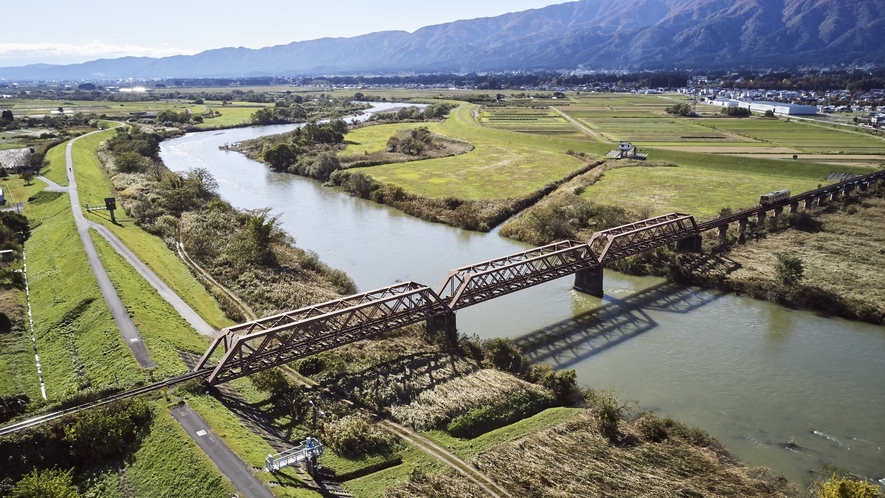 *最上川橋梁/一世紀を超え現役の鉄道橋として使用されており、歴史的にも構造的にも貴重な近代土木遺産。