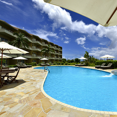 夏のプールサイド(4月〜10月期間営業)