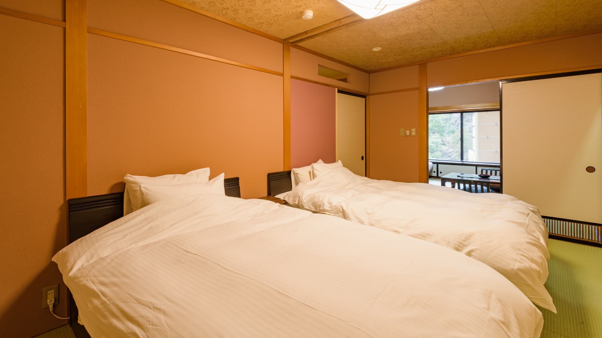 【半露天風呂付特別客室】シモンズ製のセミダブルベッドを２台備えた寝室