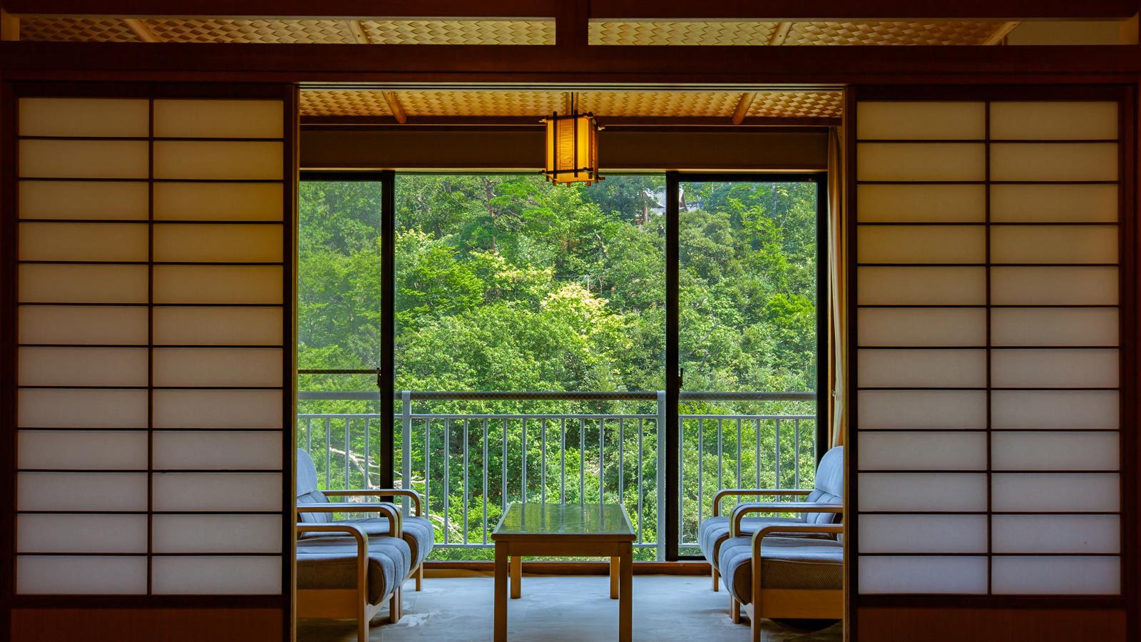 ～鶴仙渓に面した純和風客室～　川側に面した客室で大聖寺川と山の木々を愉しめる景色